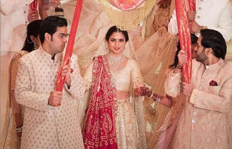 তামাম দুনিয়া যার একটি পারফরম্যান্স দেখার জন্য ইচ্ছে পোষণ করে, সেই পপ স্টার বিয়ন্সে ওই পার্টিতে নেচে-গেয়ে আসর মাতিয়েছেন।