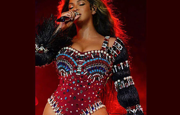 লাল ও সোনালি রঙের স্লিট গাউনে ঝলমলে বিয়ন্সে মঞ্চ কাঁপিয়েছেন রোমান্টিক গানে। সোশ্যাল মিডিয়ায় দেখা গিয়েছে, একটি গানে পিছনের সারিতে নাচছেন স্বয়ং সালমান খান।