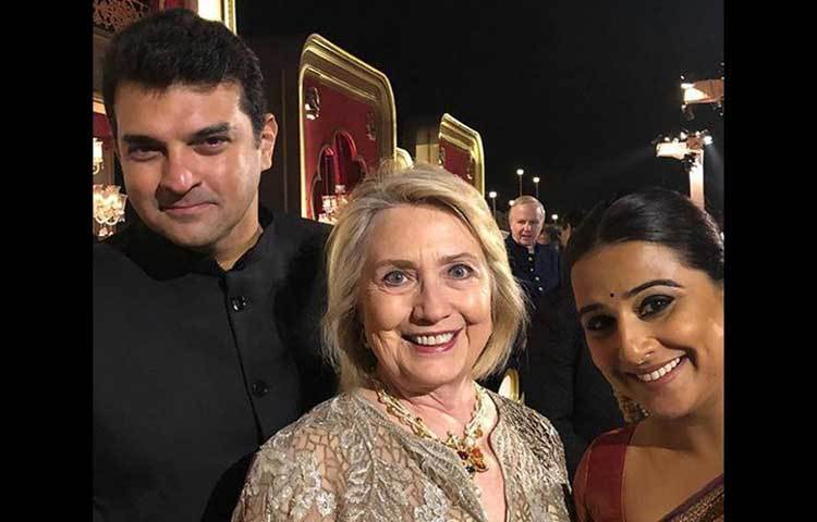 মার্কিন সচিব হিলারি ক্লিন্টনের সঙ্গে বিদ্যা ও সিদ্ধার্ত রায় কাপুর।