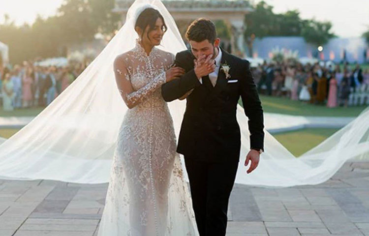 বিয়ন্সের পারিশ্রমিক নিয়ে একটু পরে মাথা ঘামাবেন। তার আগে বরং একটা ছোট কথা জেনে নিন। প্রিয়াঙ্কা চোপড়া এবং নিক জোনাসের বিয়েতে নাকি খরচ হয়েছিল সাড়ে চার কোটিরও বেশি টাকা।