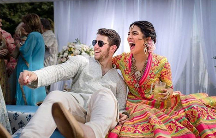 বিয়ন্সের কথা বলতে বলতে হঠাৎ প্রিয়াঙ্কা-নিকের বিয়ের খরচের কথা কেন উঠল? আহা! সে কথাই জানাচ্ছি। শোনা যাচ্ছে, বিয়ন্সে ওই একটা পারফরম্যান্সের জন্যই নিয়েছিলেন প্রায় ১৫ কোটি টাকার কাছাকাছি।