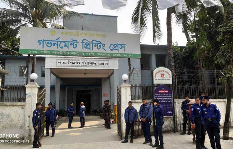 ব্যালট পেপার বিতরণে ব্যাপক পুলিশি নিরাপত্তা ব্যবস্থা নেয়া হয়। ছবি : বিপ্লব দিক্ষিৎ