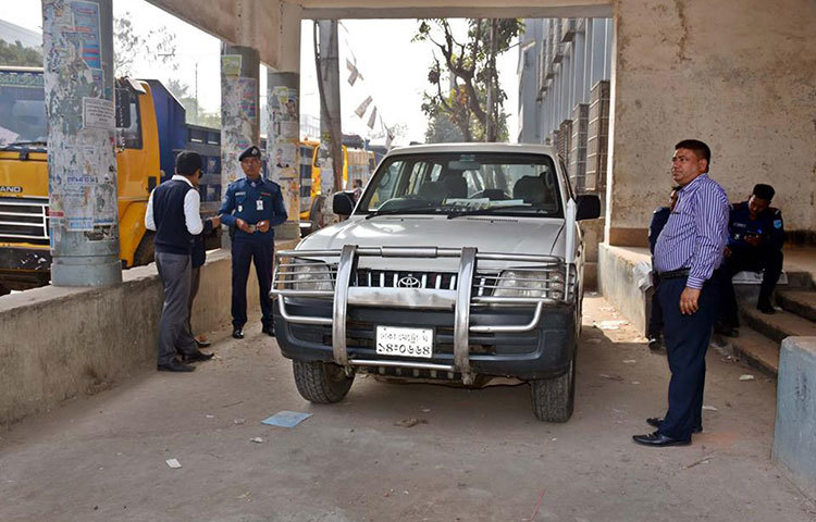 নির্বাচনী সরঞ্জাম বিতরণ উপলক্ষে বিজি প্রেসের কর্মকর্তা-কর্মচারীরা ব্যস্ত সময় কাটাচ্ছেন। ছবি : বিপ্লব দিক্ষিৎ