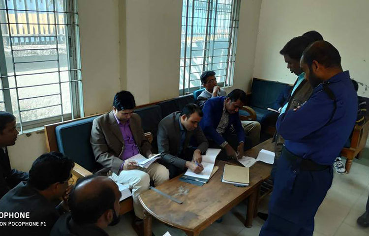 নির্বাচনী সরঞ্জাম বিতরণের হিসাব রাখছেন বিজি প্রেসের কর্মকর্তারা। ছবি : বিপ্লব দিক্ষিৎ