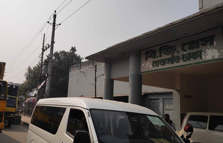 সরকারি যানবাহনে নির্বাচনী সরঞ্জাম বিভিন্ন জেলায় পাঠানো হচ্ছে। ছবি : বিপ্লব দিক্ষিৎ