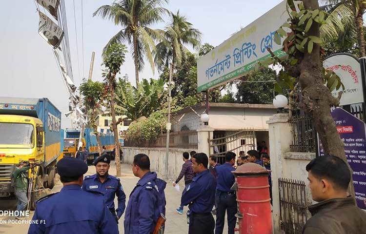 নিরাপত্তার জন্য বিজি প্রেস এলাকায় অতিরিক্ত পুলিশ তোমায়েন করা হয়েছে। ছবি : বিপ্লব দিক্ষিৎ