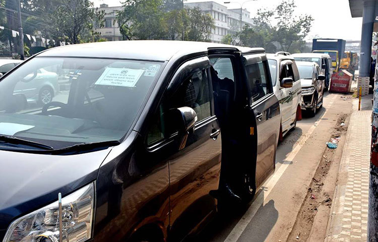 নির্বাচনী সরঞ্জাম বিভিন্ন জেলায় পাঠানোর জন্য সরকারি গাড়ি আনা হয়ছে। ছবি : বিপ্লব দিক্ষিৎ