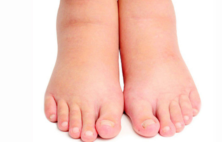 অনেকেই বেশিক্ষণ পা ঝুলিয়ে বসতে পারেন না। পা ফুলে যায়। এইভাবে ২০ মিনিট থাকলে পায়ে রক্ত চলাচল বাড়ে। ফোলা ভাব কমে। পায়ের সঙ্গে সারা শরীরেও রক্ত চলাচল বাড়ে।