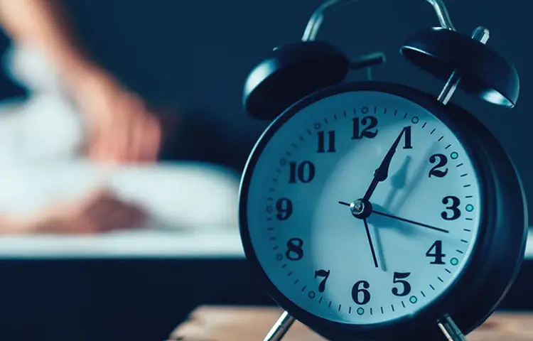 রাতে কি একেবারেই ঘুম আসে না? বা বারবার ঘুম ভেঙে যায়? তাহলে এই শরীরচর্চা করে দেখতে পারেন। মাথায় কোষে রক্ত চলাচল বাড়িয়ে দেওয়ায় এবং নার্ভকে চাপমুক্ত রাখায় গভীর ঘুমাতে সাহায্য করে।