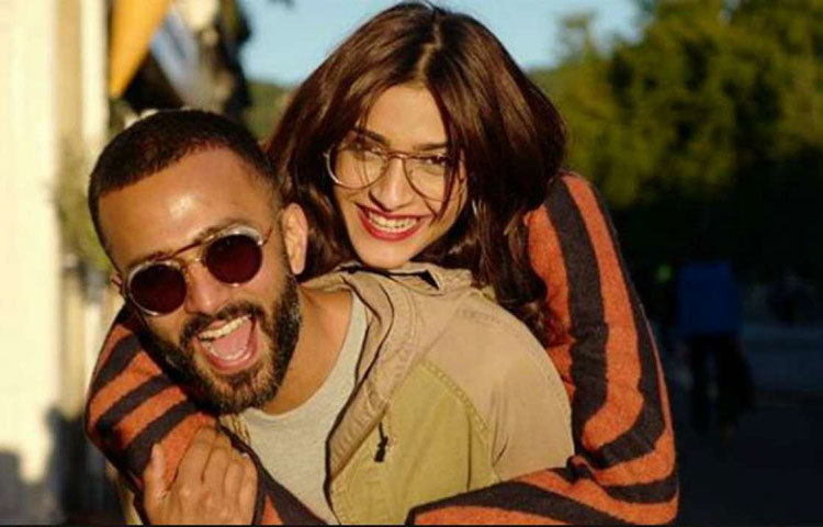 তারকা নন, কিন্তু নায়িকার স্বামী। 'ভানে' জুতো কোম্পানির মালিক আনন্দ আহুজাকে নিয়ে কৌতূহল দেখিয়েছেন বহু ভারতীয়। আর সেজন্য স্ত্রীকেও ছাপিয়ে গিয়েছেন আনন্দ।