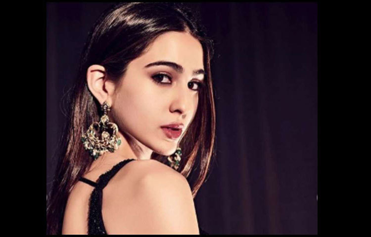 একই মাসে দুটি ছবি দিয়ে বলিউডে আত্মপ্রকাশ করছেন সারা আলি খান। সইফ আলি খানের মেয়ে ইতিমধ্যেই যুবকদের মধ্যে হিল্লোল তুলেছেন। ফলে তাকে জানার চেষ্টা তো হবেই!