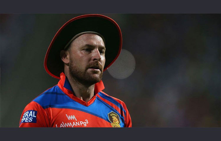 বল বিকৃতি-কাণ্ডে ডেভিড ওয়ার্নারের নাম জড়ানোর পর সানরাইজার্স হায়দরাবাদে খেলা হয়নি তার। ফলে একাদশ আইপিএলে দলে আসেন ইংল্যান্ডের অ্যালেক্স হেলস। ৬ ম্যাচে ১৪৮ রানও করেন। তবে দ্বাদশ আইপিএলে ওয়ার্নার দলে আসায় হেলসকে ছেড়ে দেয় সানরাইজার্স। ইদানীংফর্মেও ছিলেন না তিনি। সব মিলিয়ে আইপিএলের নিলামে নজর কাড়তে ব্যর্থ হেলস।