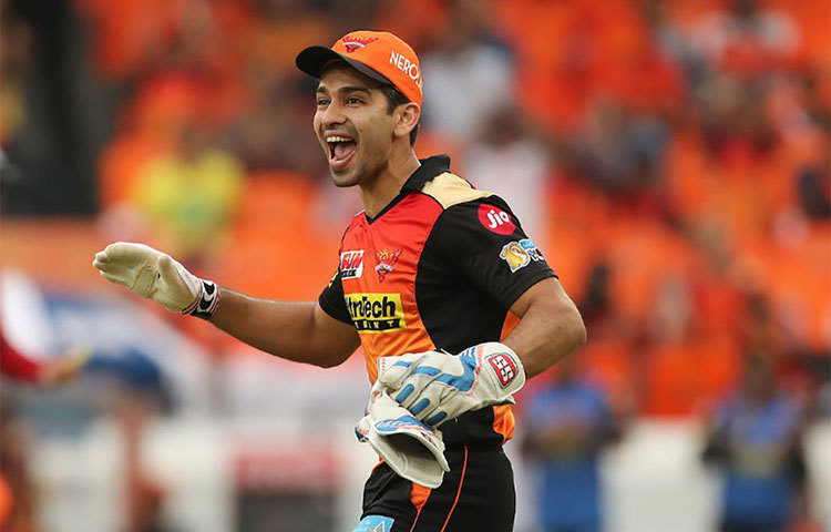 এবারের নিলামে দল পাননি শ্রীলঙ্কার অলরাউন্ডার অ্যাঞ্জেলো ম্যাথুজও। অনেকের মতে, আগামী বছরের আইপিএলে খেলার সুযোগ পেলেও টুর্নামেন্টের মাঝপথেই তাকে দেশের হয়ে আইসিসি বিশ্বকাপে খেলতে যেতে হত। সেই সঙ্গে তার বেস প্রাইসটাও দেখুন। ২ কোটি টাকা! হয়তো এসব মিলিয়েই আইপিএলের কোনো দলেই জায়গা হয়নি ম্যাথুজের।