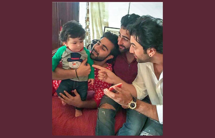 পরিবারের সঙ্গে তৈমুর।