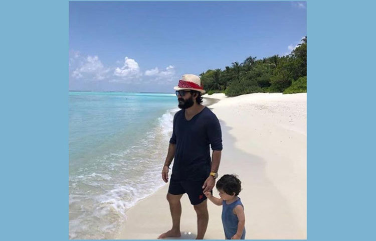 বাবার হাত ধরে সমুদ্র সৈকতে তৈমুর।