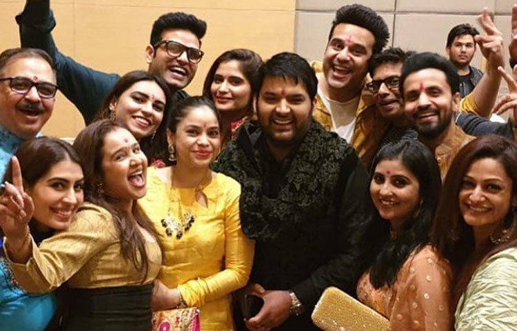 কপিলের বিয়েতে দুই বাড়ির আত্মীয় পরিজন তো ছিলই, উপস্থিত ছিলেন বন্ধুবান্ধবরাও। তার কমেডি শোয়েরসহ অভিনেতাদের অনেকেই ওইদিন হাজির ছিলেন।