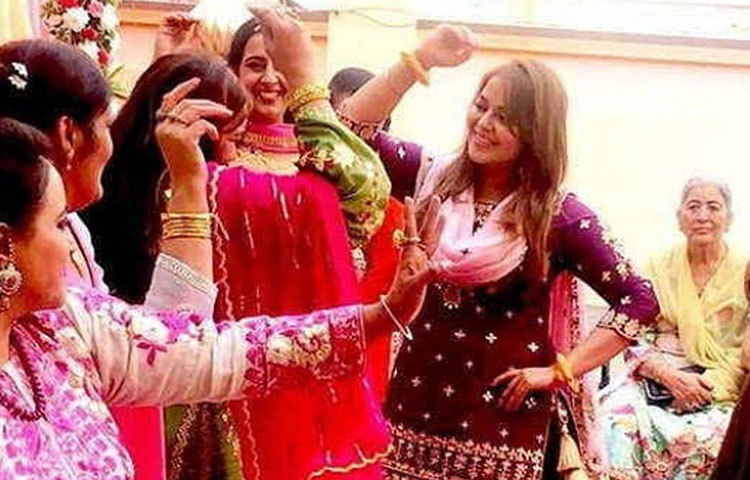 কপিলের স্ত্রী গিন্নি একজন ব্যবসায়ী। তাদের দু’জনের বিয়ে পাঞ্জাবি রীতি মেনেই হয়েছে।