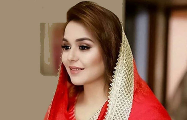 গিন্নির মেক-আপ শিল্পী ও স্টাইলিস্ট শিখা মোহন এই ছবিটি পোস্ট করেছেন। ছবিতে গিন্নিকে বেশ সুন্দর লাগছে।