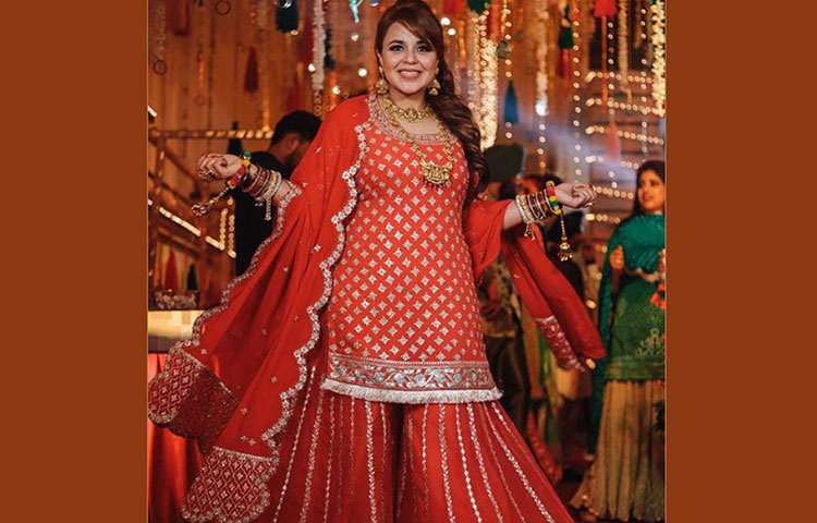 বিয়ের আগের দিন মাতা কি চৌকি অনুষ্ঠানের আয়োজন করেছিল গিন্নির পরিবার। অনুষ্ঠানে ভজনের সুরে তাল মেলান গিন্নি।