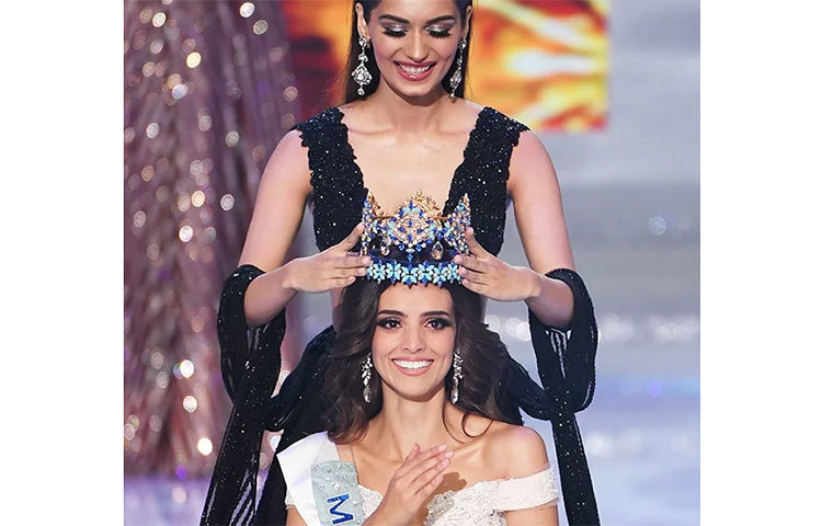 ভেনেসা পন্সে দে লিওনের মাথায় বিশ্বসুন্দরীর মুকুট পরিয়ে দেয়া হচ্ছে।