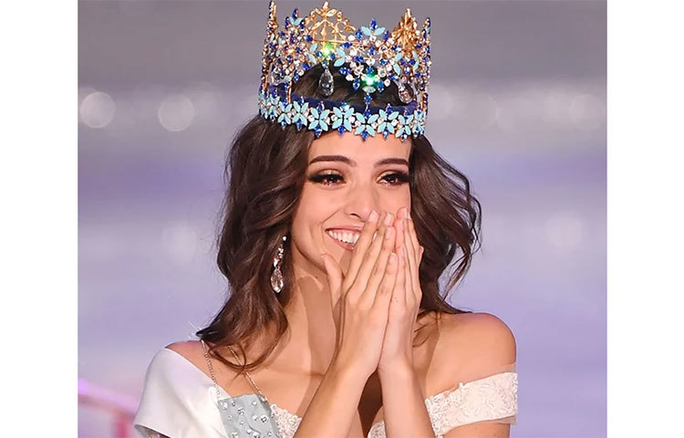 ভুবন ভোলানো হাসিতে ভেনেসা পন্সে দে লিওন।