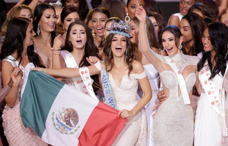 নিজ দেশের পতাকা মেলে ধরছেন বিশ্বসুন্দরী ভেনেসা পন্সে দে লিওন।