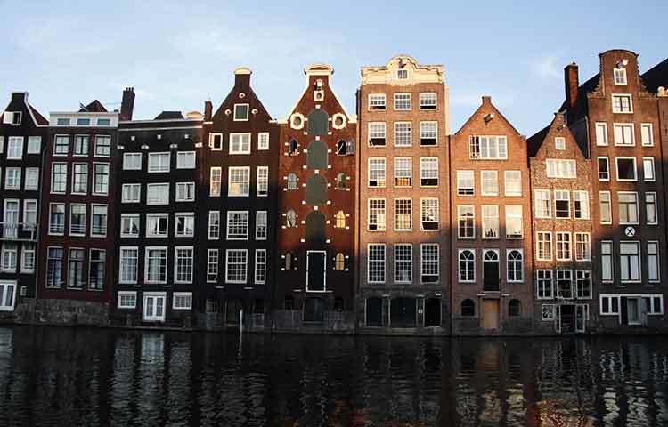 ১৬৫ খাল নিয়ে আমস্টারডামকে ভাসমান শহর বলা হয়ে থাকে। এই খালের পাড়ে বসলে যে কারোরই মন ভাল্কো হয়ে যাবে। কিন্তু খালপাড়ের গরম ছিলো এবার আরো বেশি। জলীয় বাষ্পের জন্য এখানের গরম ছিলো ভ্যাপসা প্রকৃতির। ছবি : মোহাম্মদ মাহাভি