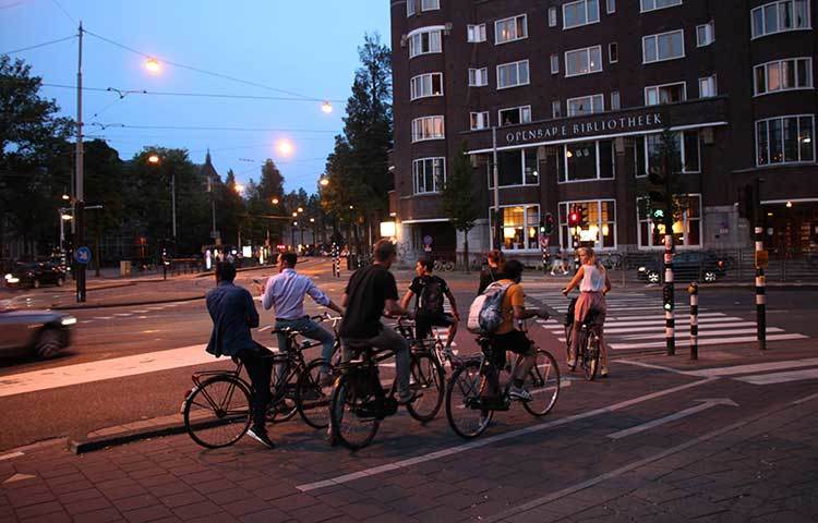 সাইকেলের শহর আমস্টারডামে সাধারণত সন্ধ্যার পর সাইকেল নিয়ে ঘুরতে দেখা যাওয়া মানুষের পরিমাণ কম। কিন্তু এবারে অনেক বেশি সাইকেলের আনাগোনা দেখা গেছে সন্ধ্যা নামতেই। ছবি : মোহাম্মদ মাহাভি