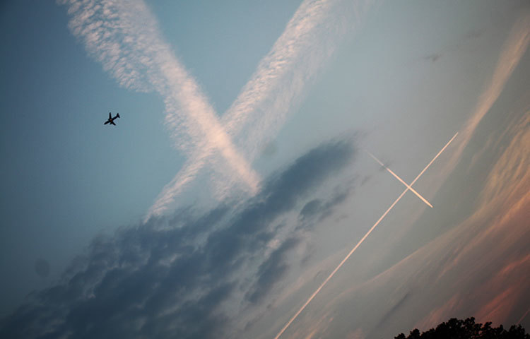 হঠাৎ বৃষ্টির জন্য আমস্টারডামের একটা কুখ্যাতি নাকি আছে পর্যটক মহলে। কিন্তু এবারে বৃষ্টির মেঘতো দূরে থাক। সামান্য ছায়া দেবার মত মেঘ পাওয়াই ছিলো দুষ্কর। ছবি : মোহাম্মদ মাহাভি