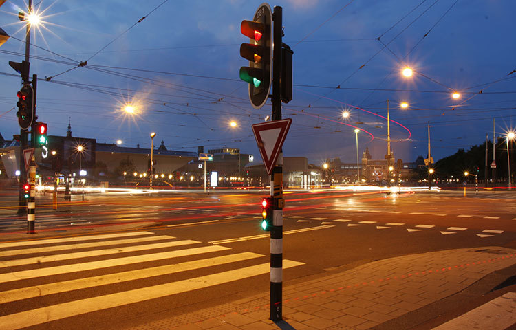 সন্ধ্যার অনেক পর পর্যন্ত এমন নীলাভ আকাশ থাকে ইউরোপের অনেক দেশে। এই সময়টাকে টোয়ালাইট বলা হয়ে থাকে। সূর্যাস্তের পরে এই সময় থেকেই সব কিছু ঠান্ডা হতে থাকে। কিন্তু এবারে তার কোন বালাইই ছিলো নাহ । ছবি : মোহাম্মদ মাহাভি