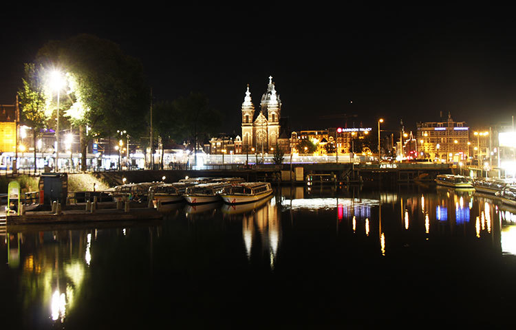 আমস্টারডাম সেন্ট্রাল স্টেশনের ক্যানালের পাড়ে মধ্যরাত পর্যন্ত বসে থেকেও সামান্য মেঘ বাঁ বাতাসের দেখা পাওয়া যায়ানি এবার। যেখানে মেঘ ছাড়াই নাকি বৃষ্টি দেখা যায় আমস্টারডামে। ছবি : মোহাম্মদ মাহাভি