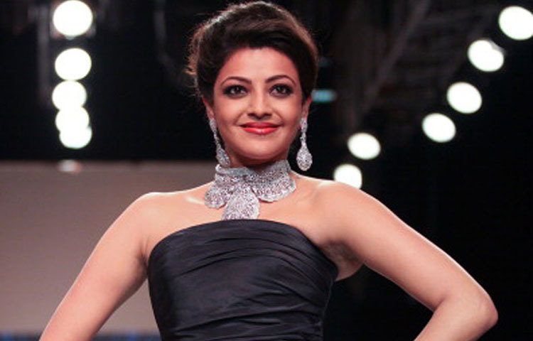 কাজল আগারওয়াল : ‘কিউ... হো গ্যায়া না’— দিয়ে মুম্বাইয়ে হাতেখড়ি। এরপর একাধিক বলিউডি সিনেমা করলেও বেশি দাপট দেখিয়েছেন দক্ষিণী সিনেমাতেই। তামিল, তেলেগু ছবির অন্যতম হিট নায়িকা মুম্বাইয়ের এই সুন্দরী।