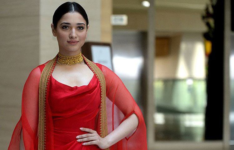 তামান্না ভাটিয়া : ‘চাঁদ সা রোশন চেহারা’— দিয়ে বলিউডে যাত্রা শুরু। পরবর্তীতে ‘১০০% লাভ’, ‘কাল্লোরি’, ‘প্রিয়া’-র মতো দক্ষিণের একাধিক ছবিতে অভিনয় করেছেন। বাহুবলীর মতো মেগাহিট ছবিতেও ছিলেন তিনি। তামান্নাও আদতে মুম্বাইয়ের মেয়ে।