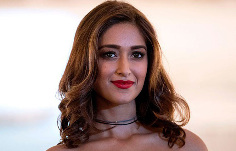 ইলিয়ানা ডি’ক্রুজ : ‘বরফি’, ‘কিক’- এর মতো জনপ্রিয় ছবির পাশাপাশি দক্ষিণের বহু ছবিতে দাপটে অভিনয় করতে দেখা গিয়েছে এই সুন্দরীকে। ইলিয়ানার জন্ম মুম্বাইয়ের এক ক্যাথলিক পরিবারে।