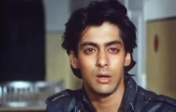 সালমান খানের প্রথম হিট ছবি ছিল ‘ম্যায়নে প্যার কিয়া’ (১৯৮৯)। কিন্তু, তিনি ডেব্যু করেন ১৯৮৮ সালের ‘বিবি হো তো অ্যায়সি’ ছবিতে, সাপোর্টিং অ্যাক্টর হিসেবে।