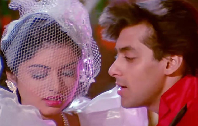 ‘ম্যায়নে প্যার কিয়া’ ছিল সালমান খানের দ্বিতীয় ছবি, যা ইংরেজি (‘হোয়েন লাভ কলস’), স্প্যানিশ (‘তে আমো’), তেলুগু (‘প্রেমা পাভারালু’), তামিল (‘কাধাল ওরু কভিথাই’) ও মালয়লামে (‘ইনা প্রাভুকাল’) ডাব করা হয়।