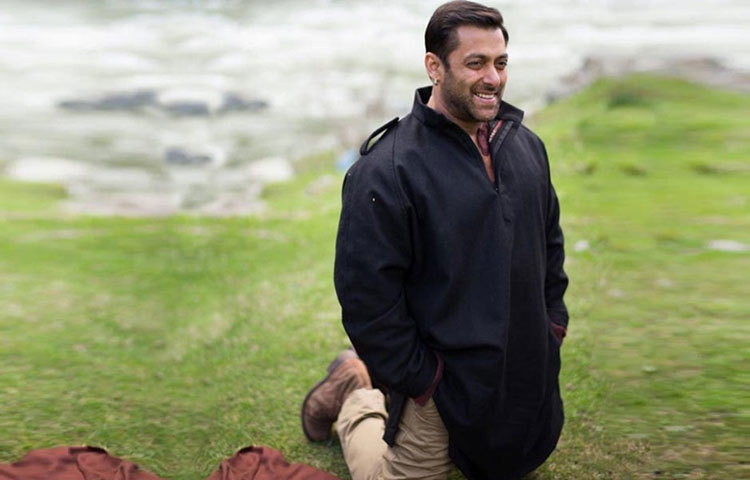 সোনাক্ষী সিংহ, ডেজি শাহ, আয়ুষ শর্মা, সুরজ পাঞ্চোলী, জারিন খান, স্নেহা উল্লাল ও ভূমিকা চাওলাকে লঞ্চ করেছেন সামলান খান। আগামী দিনে আরও তিনজনকে লঞ্চ করবেন বলে জানা গিয়েছে- প্রাণুতন বেহেল, জাকির ইকবাল ও অশ্বামী মঞ্জরেকর।