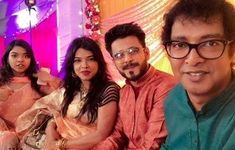 গায়ে হলুদের অনুষ্ঠানে সিয়ামের সঙ্গে প্রযোজক আবদুল আজিজ ও তার স্ত্রী।