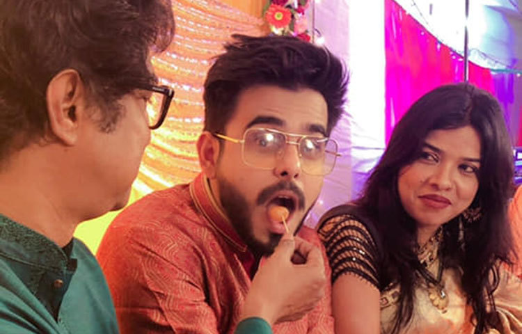 সিয়ামকে মিষ্টি খাইয়ে দিচ্ছেন আবদুল আজিজ।