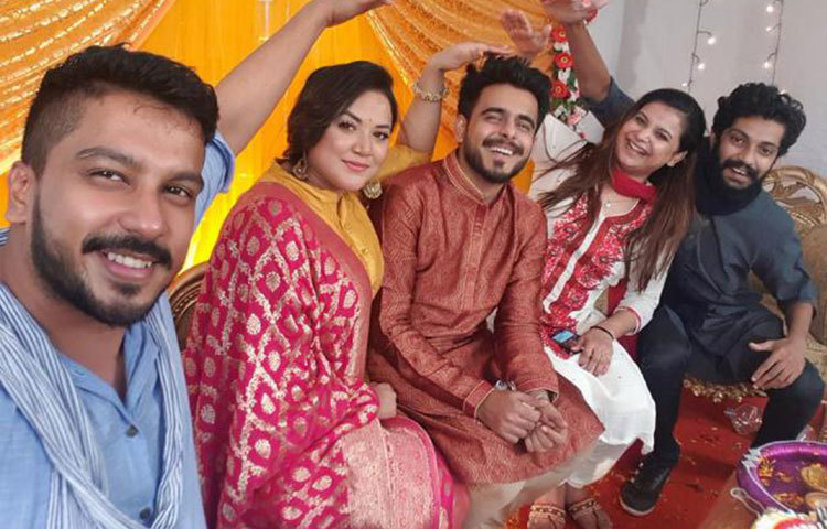 গায়ে হলুদ অনুষ্ঠানে সহকর্মীদের সঙ্গে হাসি-আনন্দে সিয়াম।