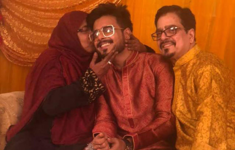 সিয়াম আহমেদ গায়ে হলুদ অনুষ্ঠানে বাবা-মায়ের সঙ্গে।