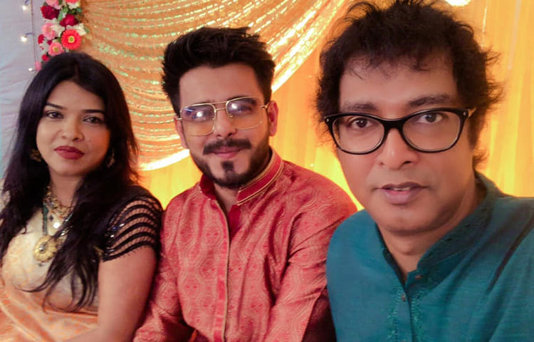 প্রযোজক আবদুল আজিজ ও তার স্ত্রীর সঙ্গে সেলফি বন্দি সিয়াম।