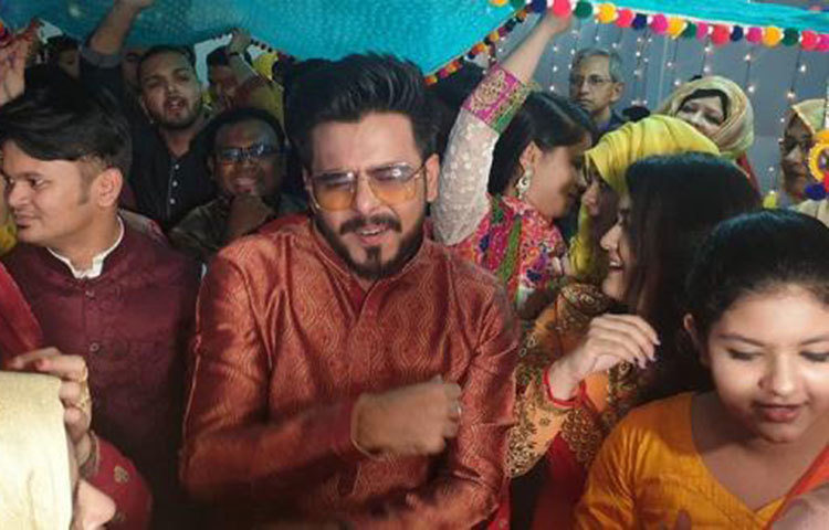 নিজের গায়ে হলুদের অনুষ্ঠানে নেচে-গেয়ে আমন্ত্রিত অতিথিদের মুগ্ধ করেছেন সিয়াম।