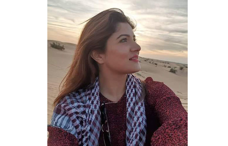 তবে শুধু টলিউডের নয়, বাংলাদেশের ‘যদি একদিন’ বলেও একটি ছবিতে অভিনয় করছেন শ্রাবন্তী।