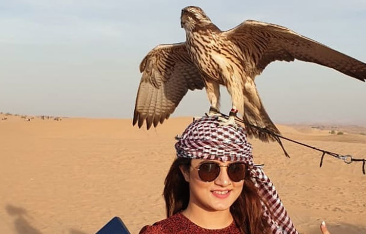 দুবাইয়ে গিয়ে ঈগলের সঙ্গে ছবি তুললেন অভিনেত্রী।