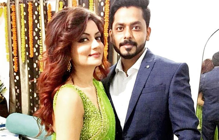 পাত্র তাপস সাহা পেশায় ইঞ্জিনিয়র ও বেঙ্গালুরুতে কর্মরত।