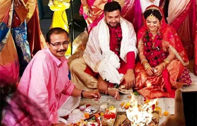 পাত্র গোগোল বসু বিদেশে কর্মরত।