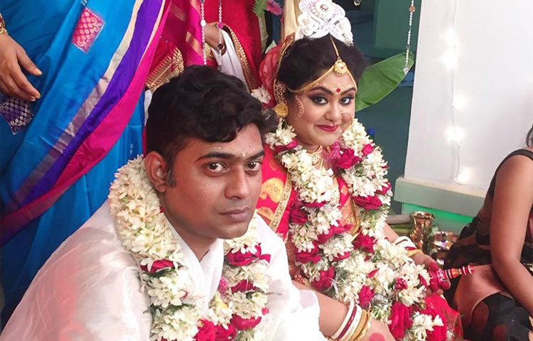 সম্প্রতি বিয়েটা সেরে ফেলেন সঙ্ঘশ্রী সিংহ।