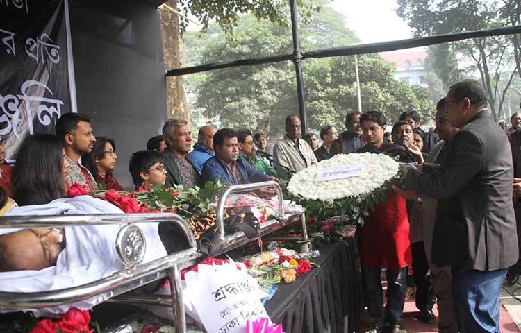 সাইদুল আনাম টুটুলের প্রতি শেষ শ্রদ্ধা জানাচ্ছে ভক্ত-অনুরাগীরা। ছবি : মাহবুব আলম