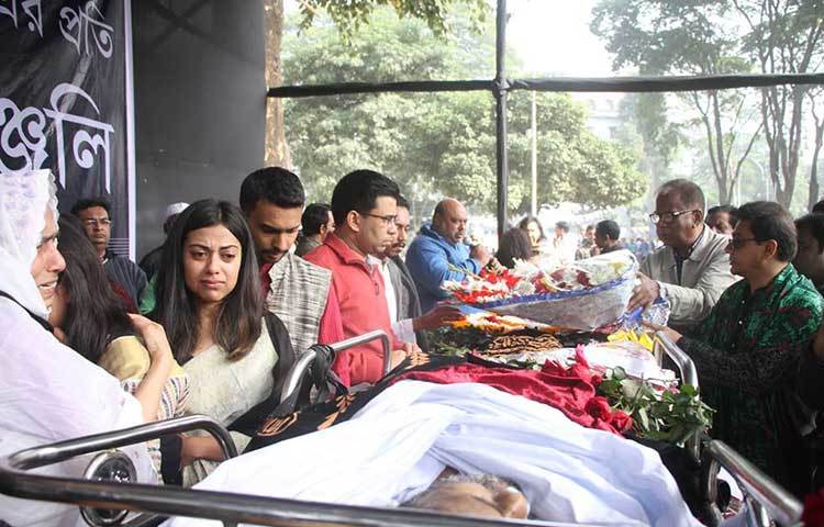 শ্রদ্ধা জানাচ্ছেন নাট্যজন ও বিশিষ্ট সাংস্কৃতিক সংগঠক নাসিরুদ্দিন ইউসুফ বাচ্চু। ছবি : মাহবুব আলম